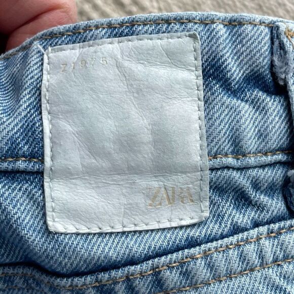 Zara Ripped Distressed High Rise Button Fly Straight Fit Mom Jeans Size: 0/24 - Picture 3 of 8